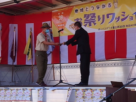 ボーイスカウト第39団　40周年記念｜加藤会長より記念品の目録が坂元団長に手渡されました