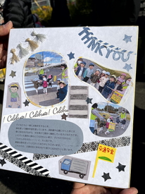 横断旗寄贈式　豊田市聖霊幼稚園｜園児のこたちからお礼の色紙を頂きました