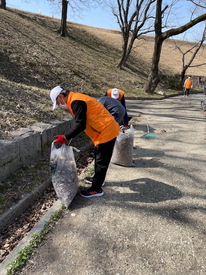 プロウォーキング活動 柳川瀬公園｜用水路に詰まった落ち葉やゴミなどを清掃しました